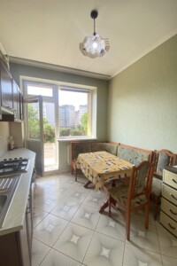 Продаж трикімнатної квартири в Чернівцях, на вул. Шухевича Романа, район Шевченківський фото 2
