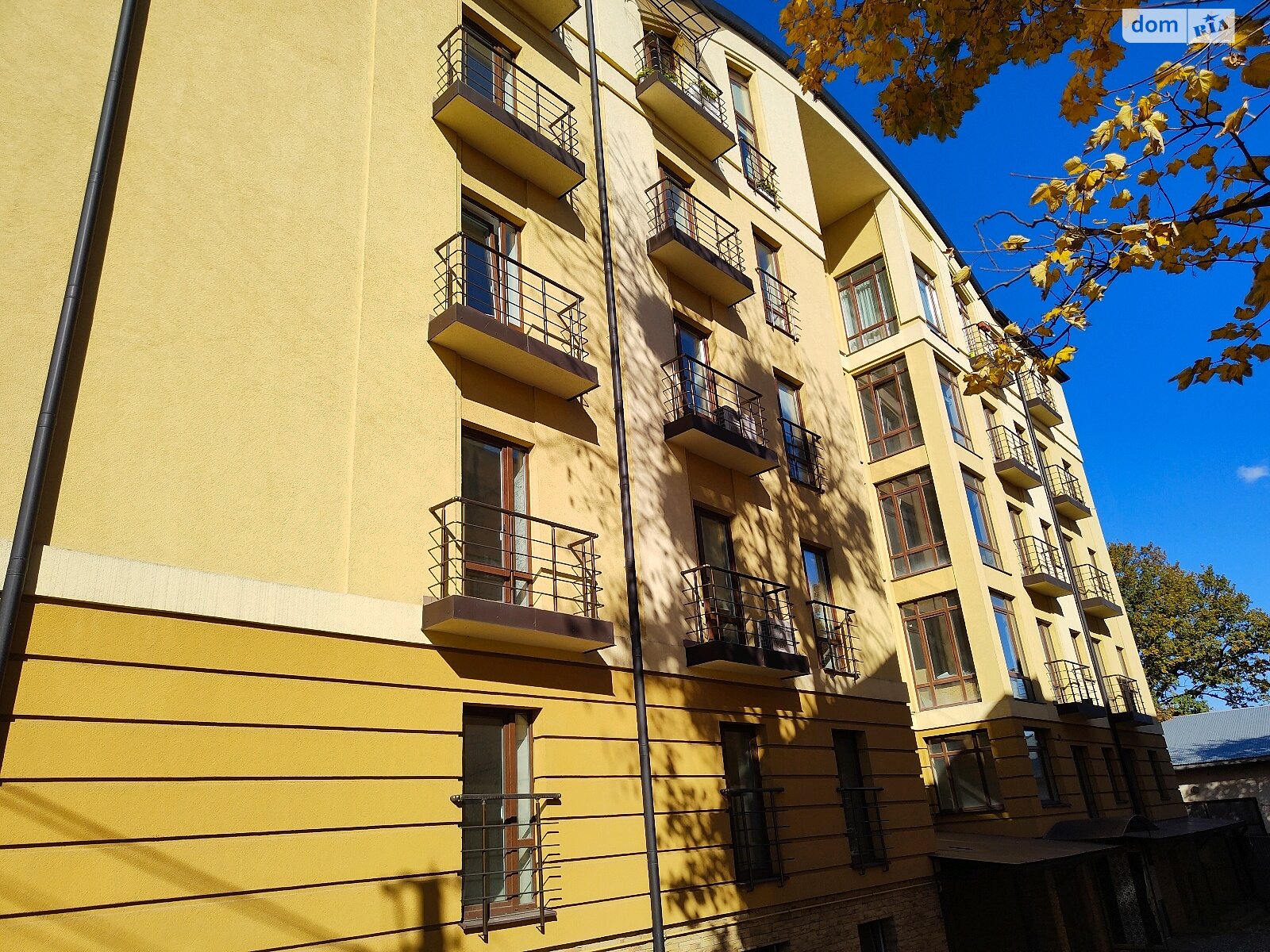 Продаж двокімнатної квартири в Чернівцях, на вул. Конституційна 42, район Центр фото 1