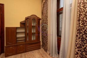 Продаж чотирикімнатної квартири в Чернівцях, на вул. Кобилянська, район Центр фото 2