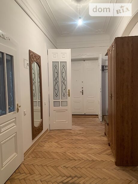 Продаж трикімнатної квартири в Чернівцях на вул. Університетська район Центр фото 1 Продаж трикімнатної квартири в Чернівцях на вул. Університетська район Центр фото 1