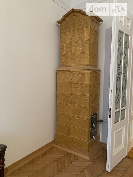 Продаж трикімнатної квартири в Чернівцях на вул. Університетська район Центр фото 1 Продаж трикімнатної квартири в Чернівцях на вул. Університетська район Центр фото 1