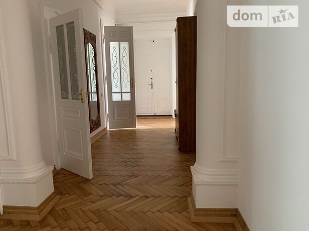 Продаж трикімнатної квартири в Чернівцях на вул. Університетська район Центр фото 1 Продаж трикімнатної квартири в Чернівцях на вул. Університетська район Центр фото 1