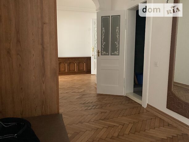 Продаж трикімнатної квартири в Чернівцях на вул. Університетська район Центр фото 1 Продаж трикімнатної квартири в Чернівцях на вул. Університетська район Центр фото 1