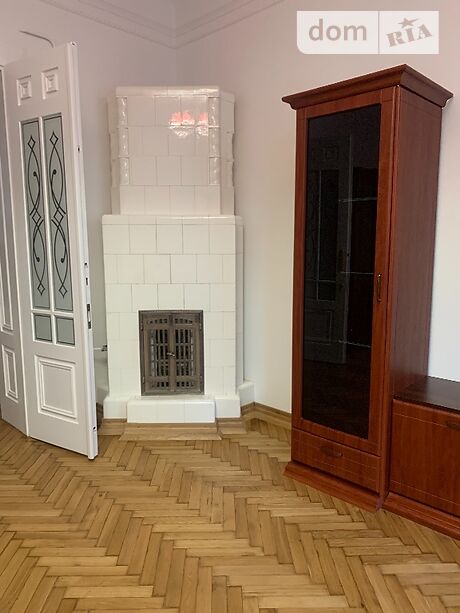 Продаж трикімнатної квартири в Чернівцях на вул. Університетська район Центр фото 1 Продаж трикімнатної квартири в Чернівцях на вул. Університетська район Центр фото 1