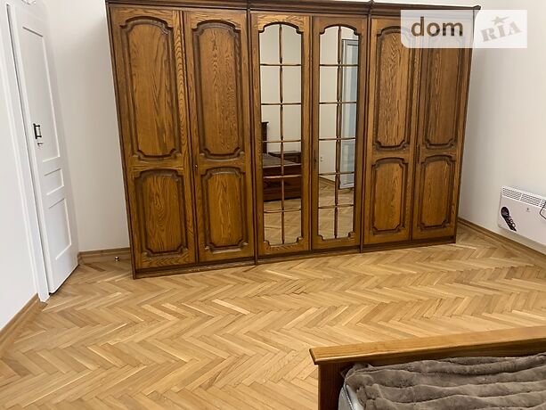 Продаж трикімнатної квартири в Чернівцях на вул. Університетська район Центр фото 1 Продаж трикімнатної квартири в Чернівцях на вул. Університетська район Центр фото 1