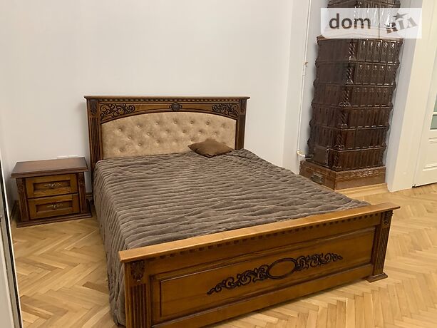 Продаж трикімнатної квартири в Чернівцях на вул. Університетська район Центр фото 1 Продаж трикімнатної квартири в Чернівцях на вул. Університетська район Центр фото 1