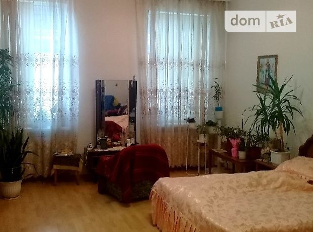 Продаж трикімнатної квартири в Чернівцях на вул. Університетська район Центр фото 1 Продаж трикімнатної квартири в Чернівцях на вул. Університетська район Центр фото 1