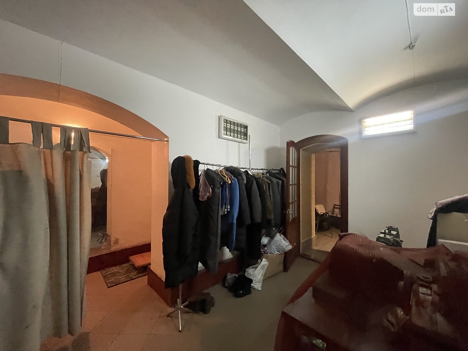Продаж кімнатної квартири в Чернівцях, на вул. Першотравнева, район Центр фото 1