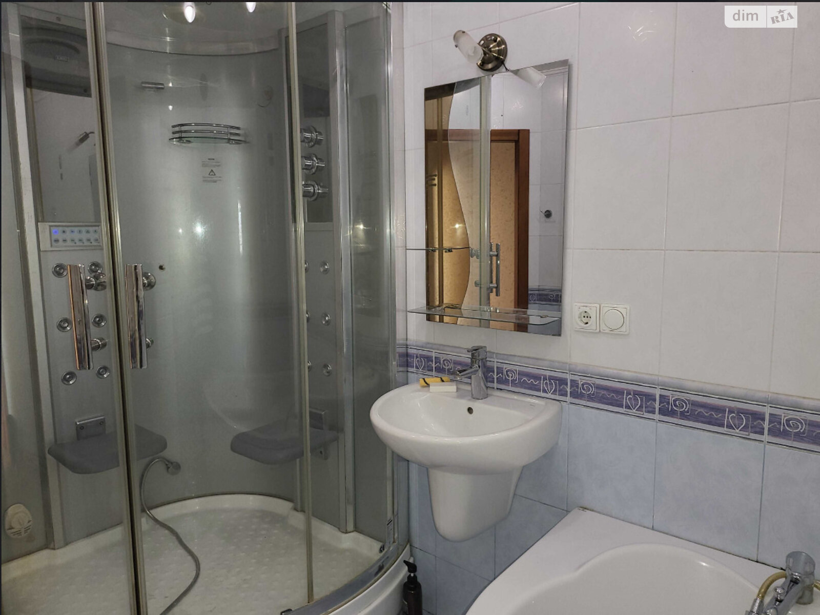 Продажа трехкомнатной квартиры в Днепре, на пл. Троицкая 40, район Еврейская слобода фото 1 Продажа трехкомнатной квартиры в Днепре, на пл. Троицкая 40, район Еврейская слобода фото 1