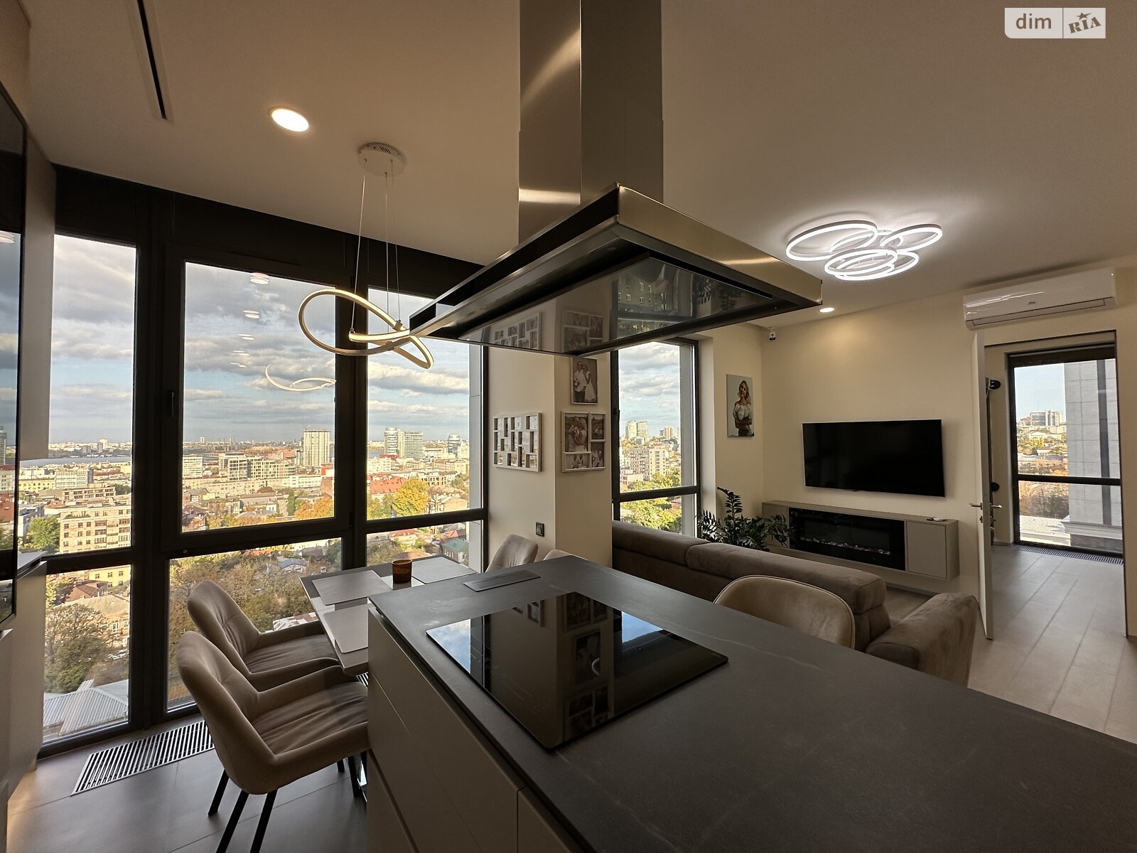 Продажа трехкомнатной квартиры в Днепре, на ул. Костомаровская 1А, фото 1