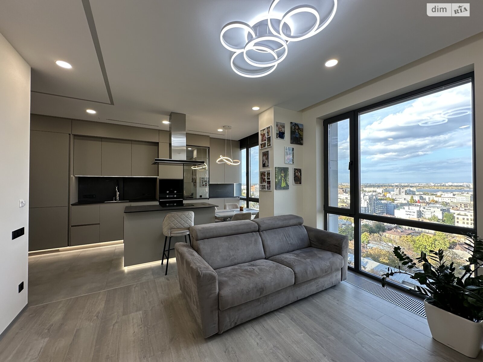 Продажа трехкомнатной квартиры в Днепре, на ул. Костомаровская 1А, фото 1