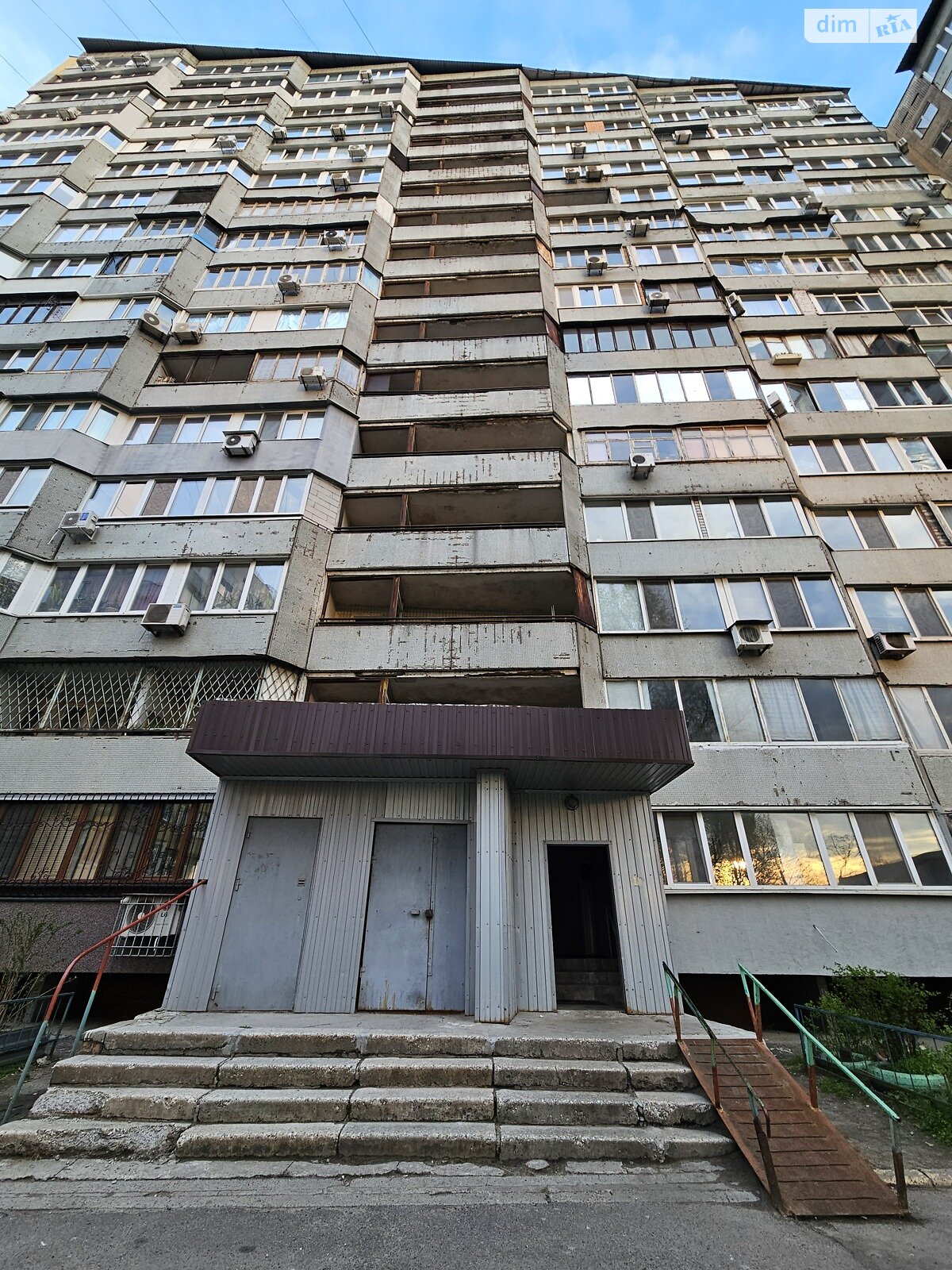 Продаж трикімнатної квартири в Дніпрі, на вул. Сонячна Набережна 44, район Сонячний фото 1 Продаж трикімнатної квартири в Дніпрі, на вул. Сонячна Набережна 44, район Сонячний фото 1