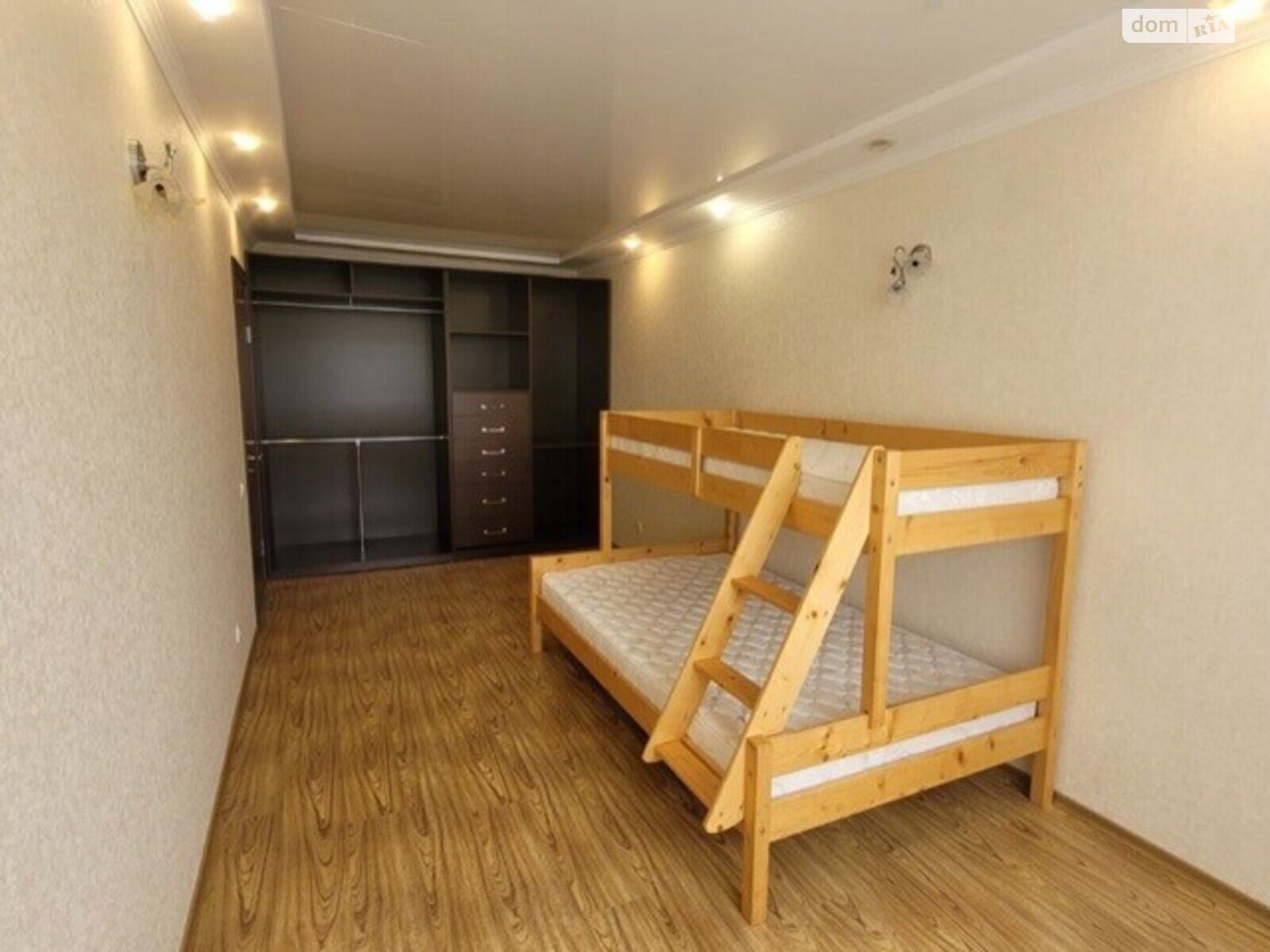 Продажа трехкомнатной квартиры в Днепре, на ул. Мукаша Салуканова 12, район Тополь-1 фото 1