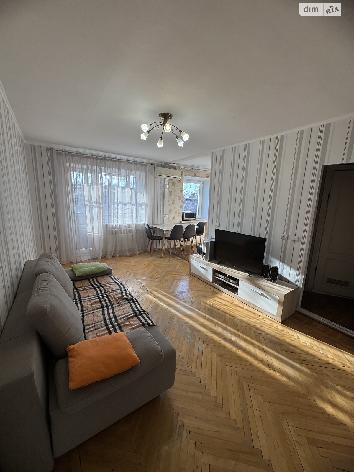 Продажа трехкомнатной квартиры в Харькове, на ул. Защитников Неба 52, район 1-ый микрорайон фото 1