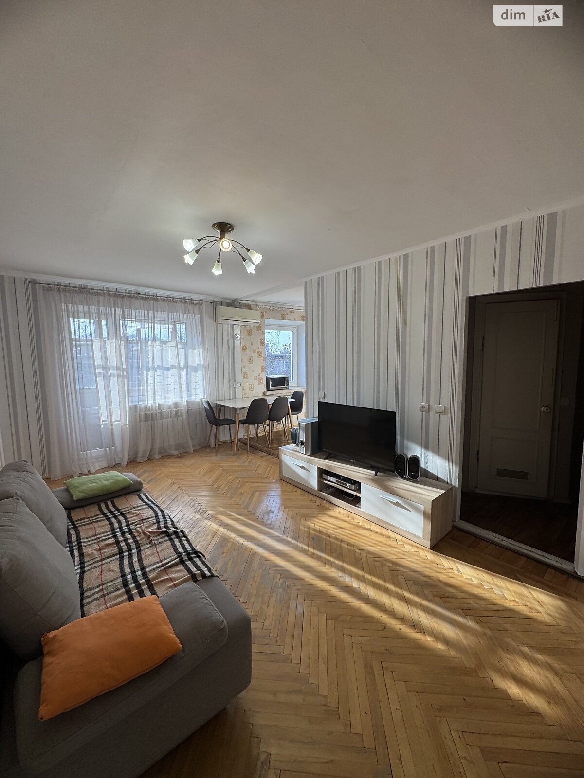 Продажа трехкомнатной квартиры в Харькове, на ул. Защитников Неба 52, район 1-ый микрорайон фото 1