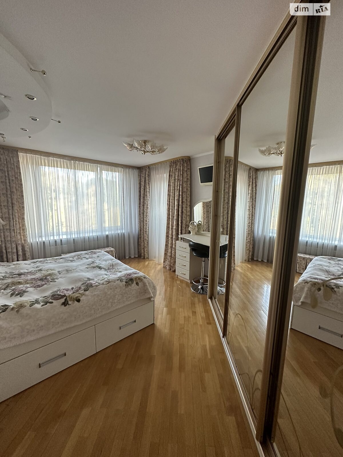 Продажа трехкомнатной квартиры в Хмельницком, на ул. Парковая 6/2, район Старый город (старый базар) фото 1 Продажа трехкомнатной квартиры в Хмельницком, на ул. Парковая 6/2, район Старый город (старый базар) фото 1