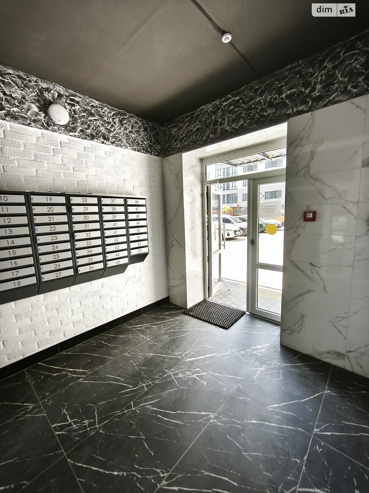 Продажа трехкомнатной квартиры в Хмельницком, на ул. Озерная 16Б корпус 1, район Выставка фото 1 Продажа трехкомнатной квартиры в Хмельницком, на ул. Озерная 16Б корпус 1, район Выставка фото 1