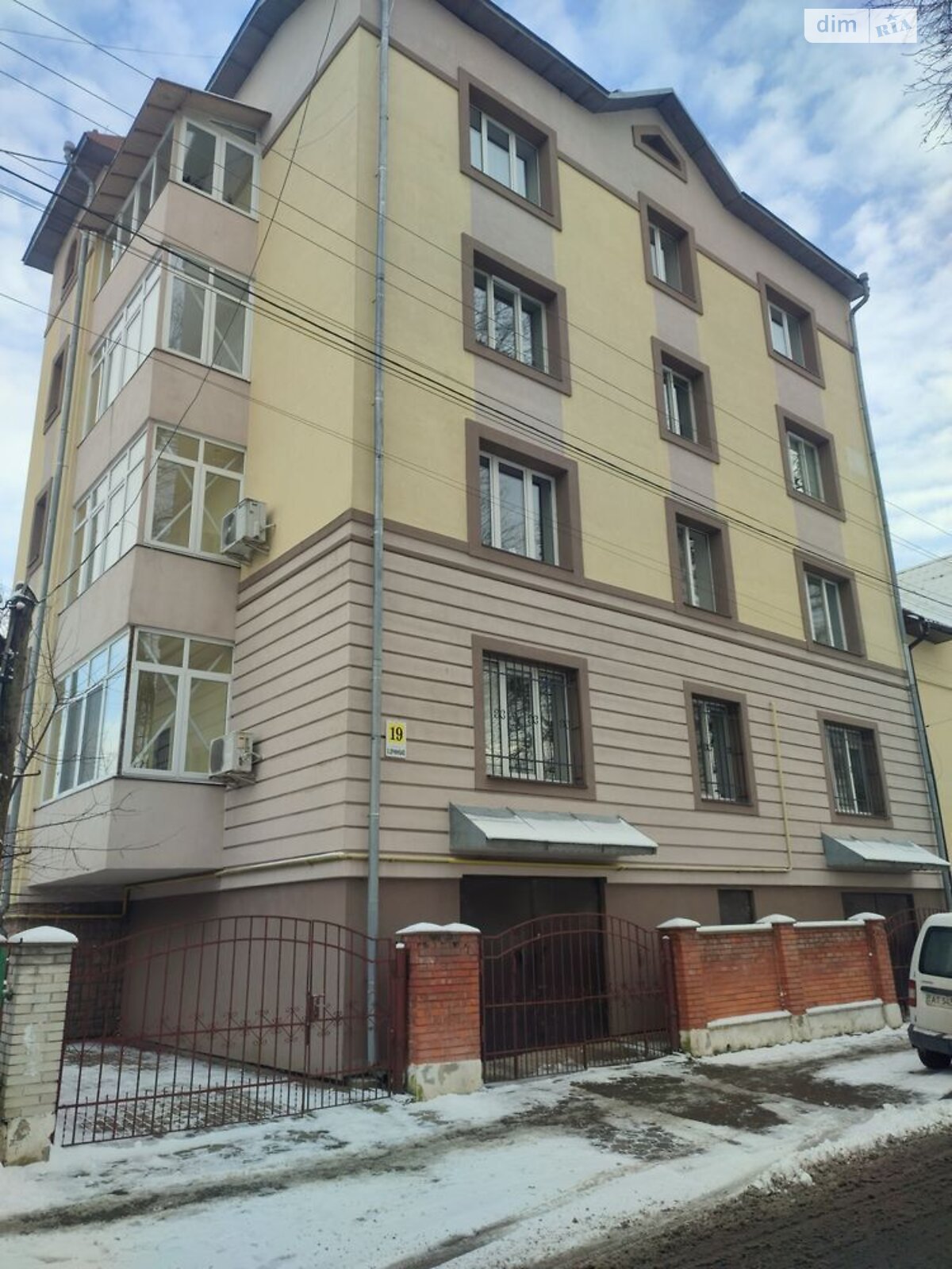 Продажа четырехкомнатной квартиры в Ивано-Франковске, на ул. Дучиминской Ольги 19А, район Бам фото 1