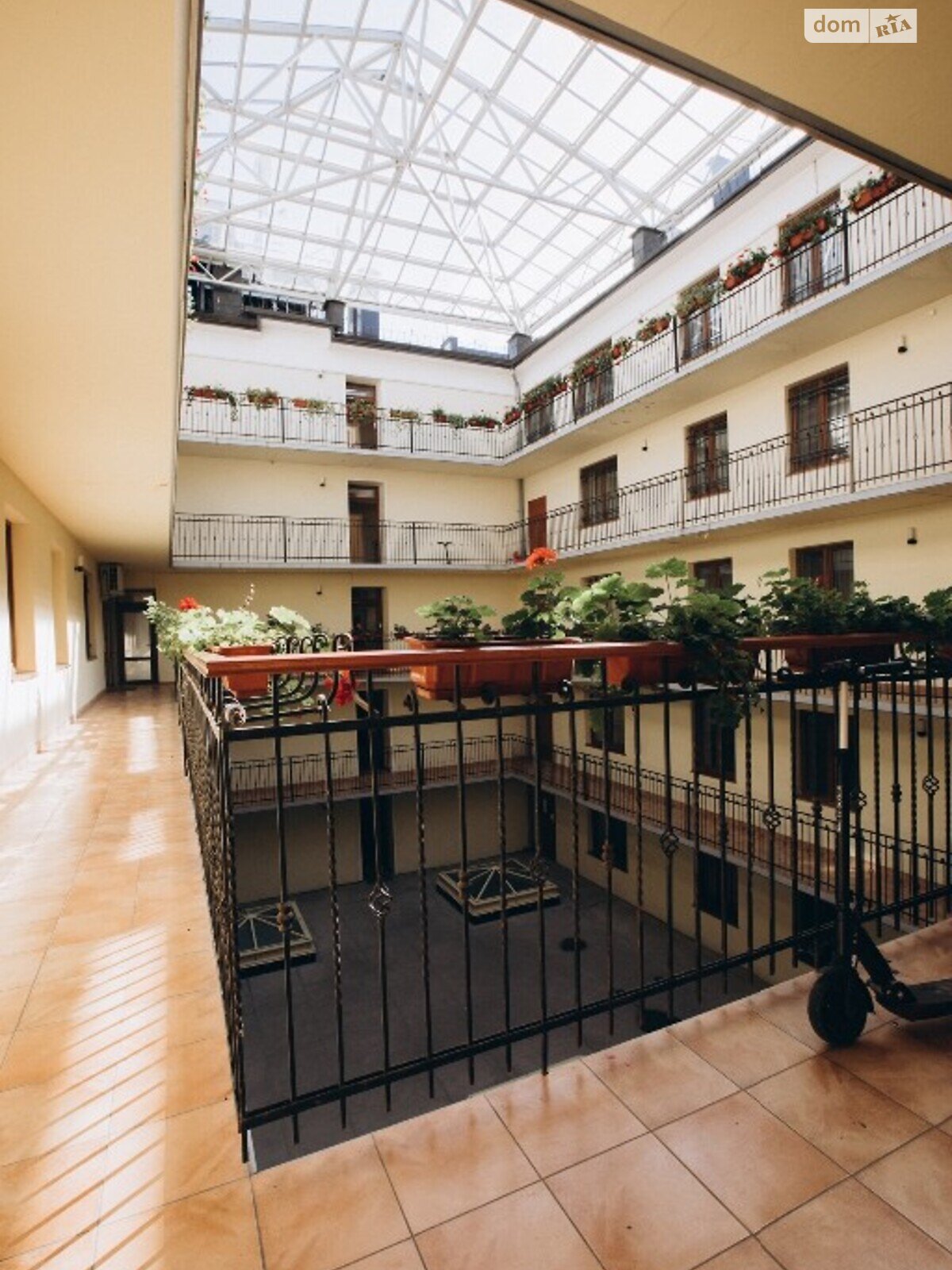 Продаж трикімнатної квартири в Івано-Франківську, на пл. Ринок 1, район Центр фото 1 Продаж трикімнатної квартири в Івано-Франківську, на пл. Ринок 1, район Центр фото 1