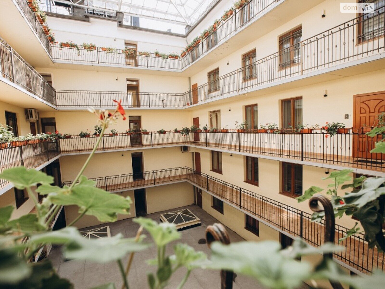 Продаж трикімнатної квартири в Івано-Франківську, на пл. Ринок 1, район Центр фото 1 Продаж трикімнатної квартири в Івано-Франківську, на пл. Ринок 1, район Центр фото 1