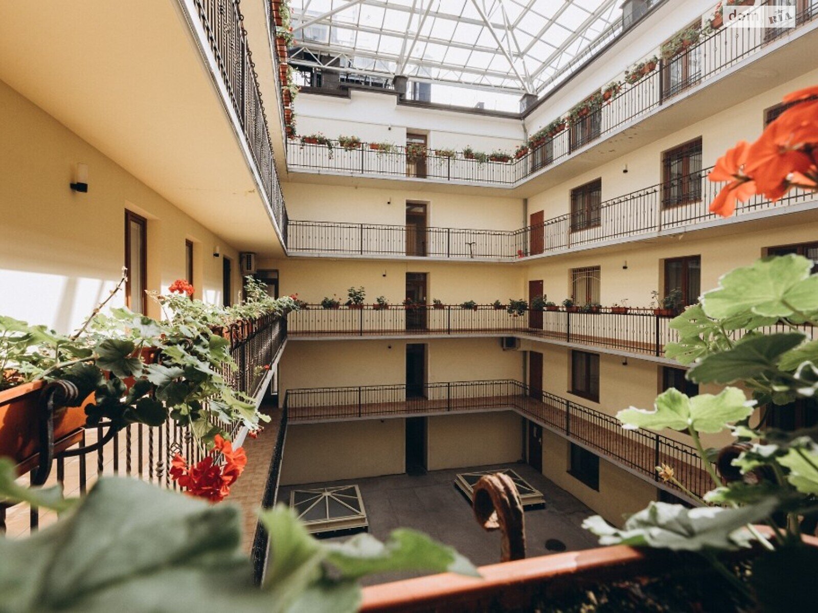 Продаж трикімнатної квартири в Івано-Франківську, на пл. Ринок 1, район Центр фото 1 Продаж трикімнатної квартири в Івано-Франківську, на пл. Ринок 1, район Центр фото 1