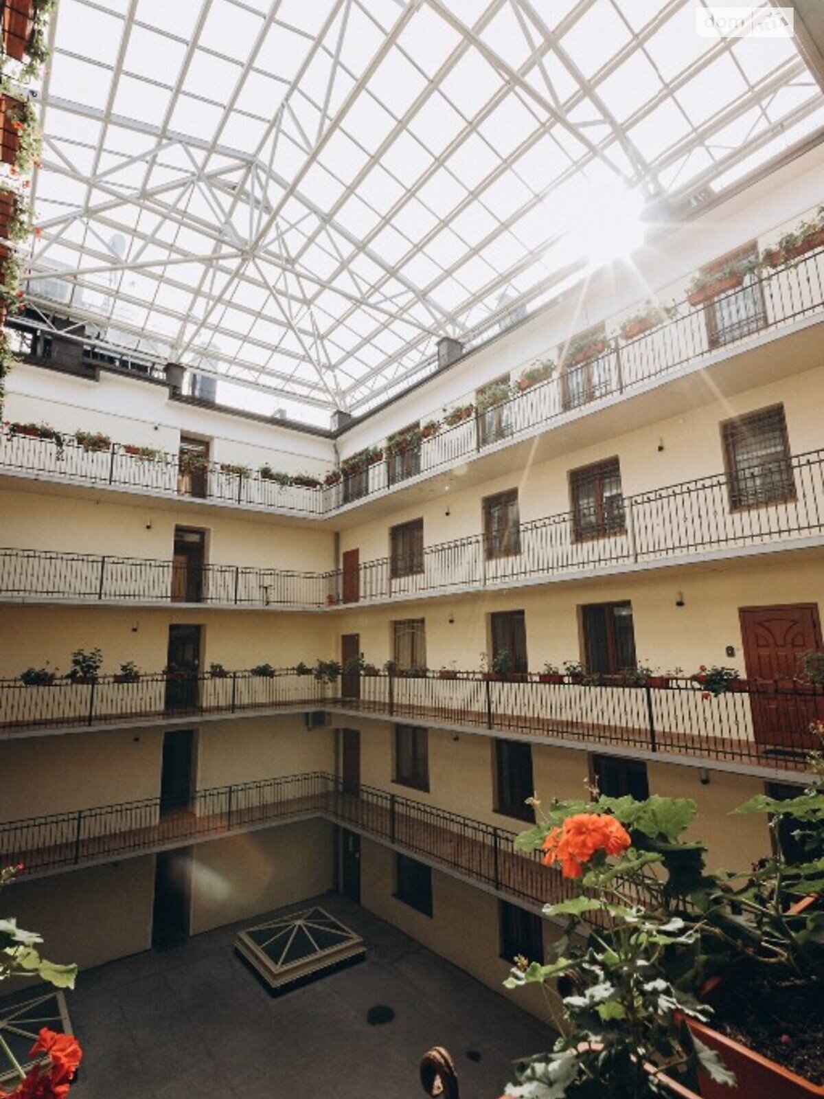 Продаж трикімнатної квартири в Івано-Франківську, на пл. Ринок 1, район Центр фото 1 Продаж трикімнатної квартири в Івано-Франківську, на пл. Ринок 1, район Центр фото 1