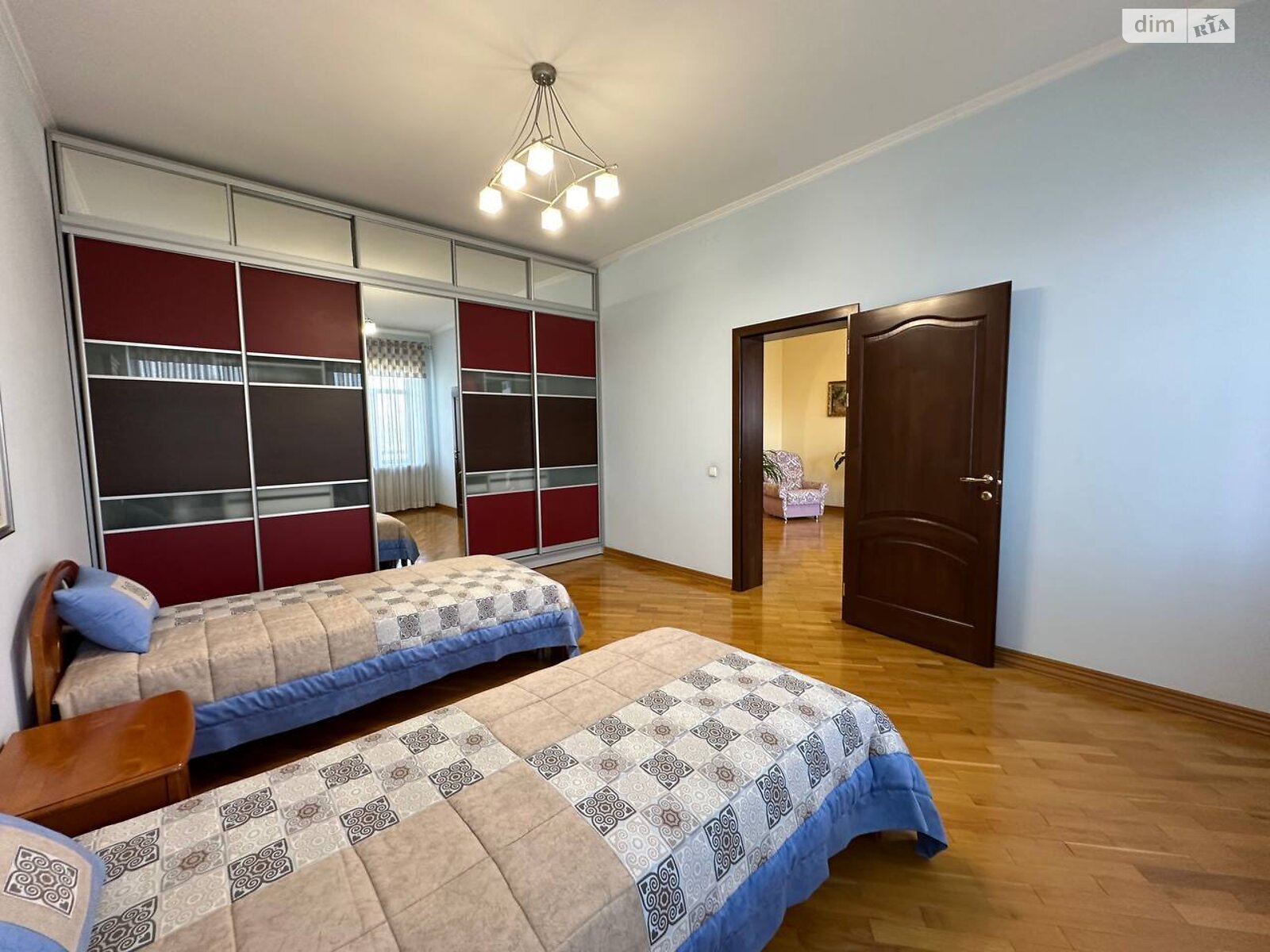 Продаж семикімнатної квартири в Івано-Франківську, на вул. Вовчинецька 4, район Центр фото 1 Продаж семикімнатної квартири в Івано-Франківську, на вул. Вовчинецька 4, район Центр фото 1