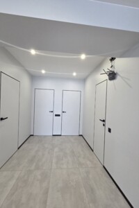 Продаж трикімнатної квартири в Івано-Франківську, на вул. Височана Семена 18 корпус 21, район Центр фото 2