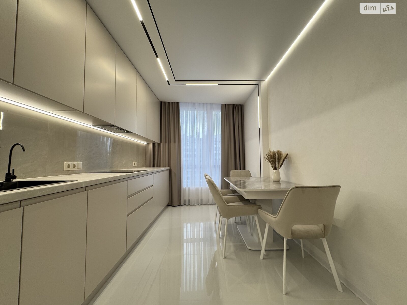 Продаж двокімнатної квартири в Івано-Франківську, на бул. Південний, район Центр фото 1