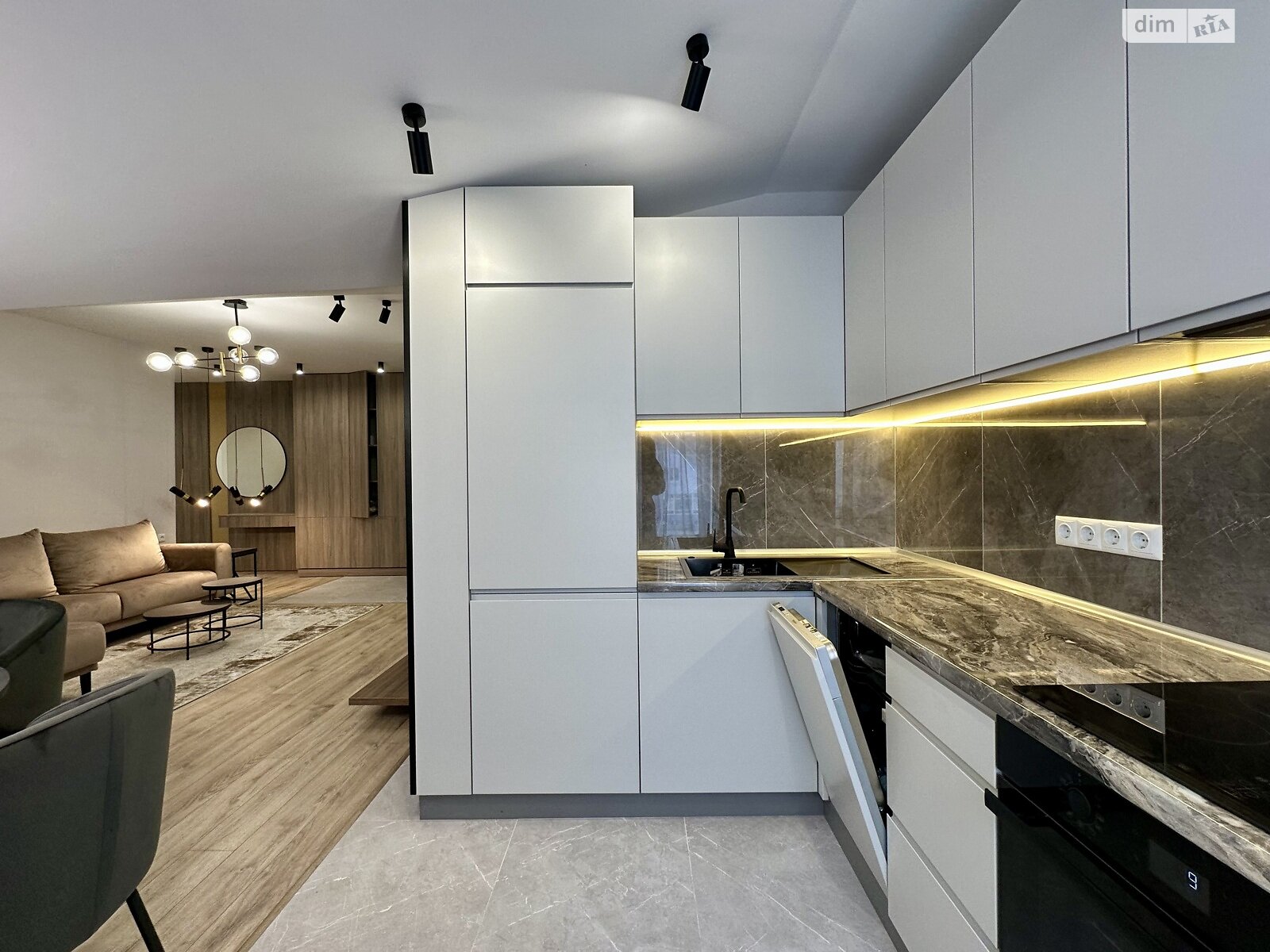 Продажа трехкомнатной квартиры в Ивано-Франковске, на ул. Высочана Семена 18, фото 1 Продажа трехкомнатной квартиры в Ивано-Франковске, на ул. Высочана Семена 18, фото 1