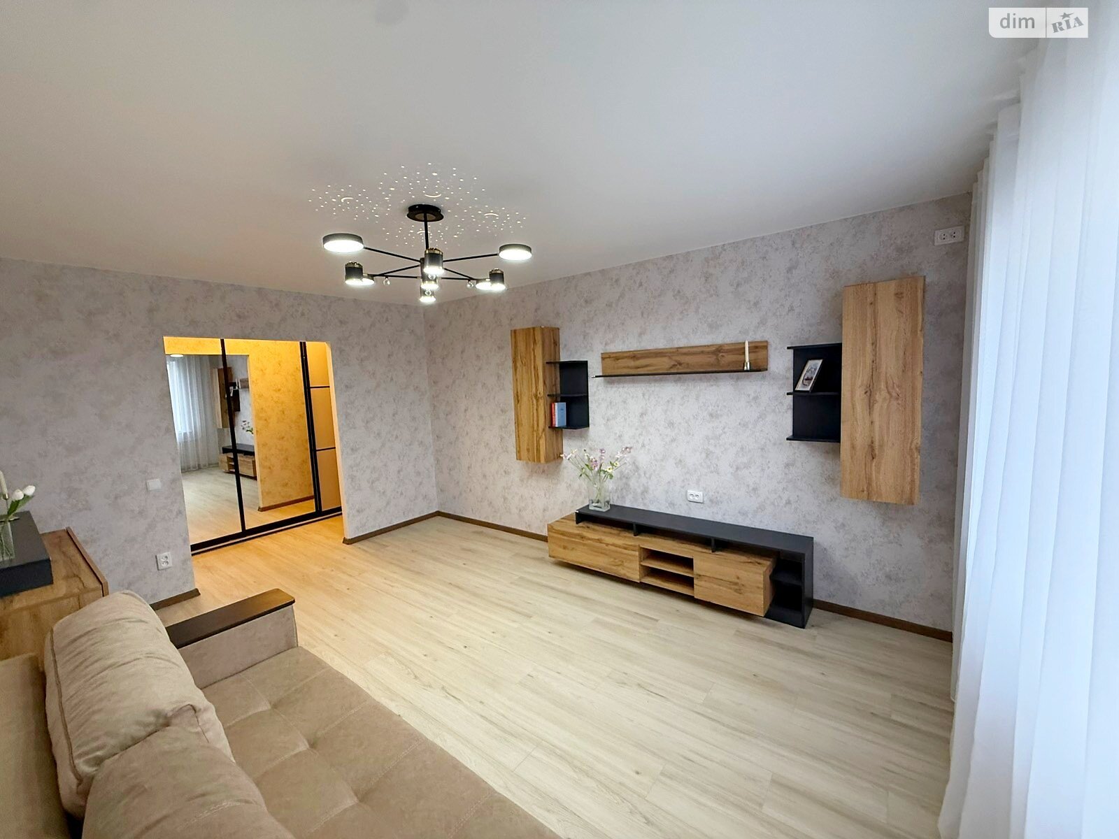 Продаж трикімнатної квартири в Кам'янському, на просп. Івана Мазепи, район Дніпровський фото 1