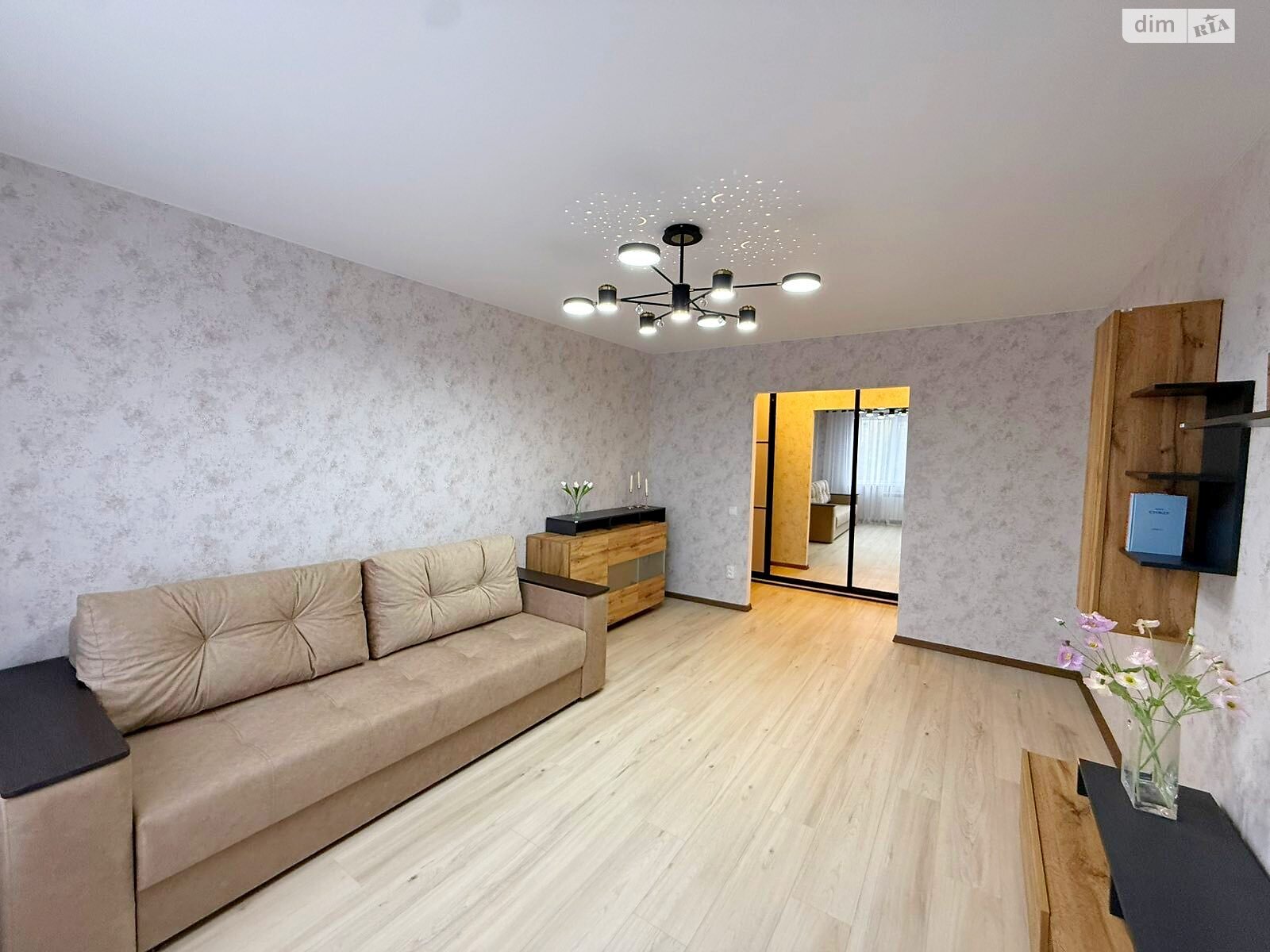 Продаж трикімнатної квартири в Кам'янському, на просп. Івана Мазепи, район Дніпровський фото 1