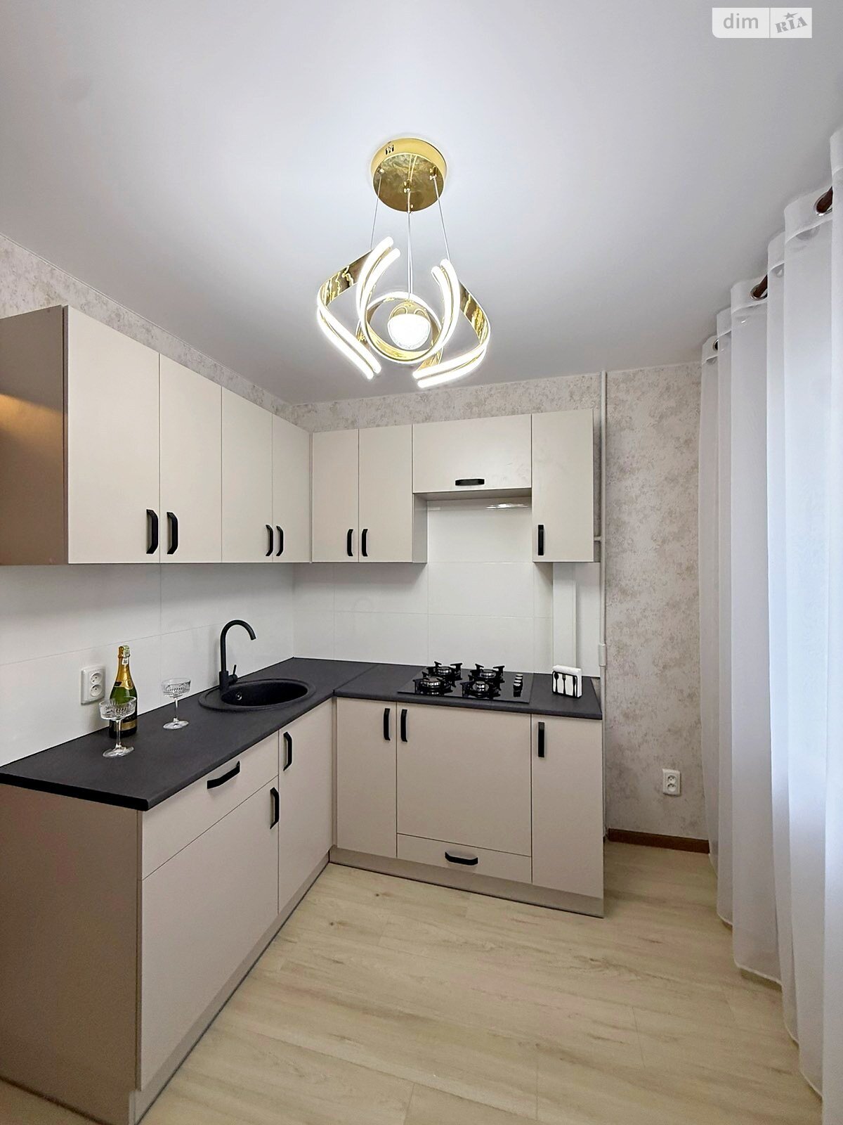 Продаж трикімнатної квартири в Кам'янському, на просп. Івана Мазепи, район Дніпровський фото 1