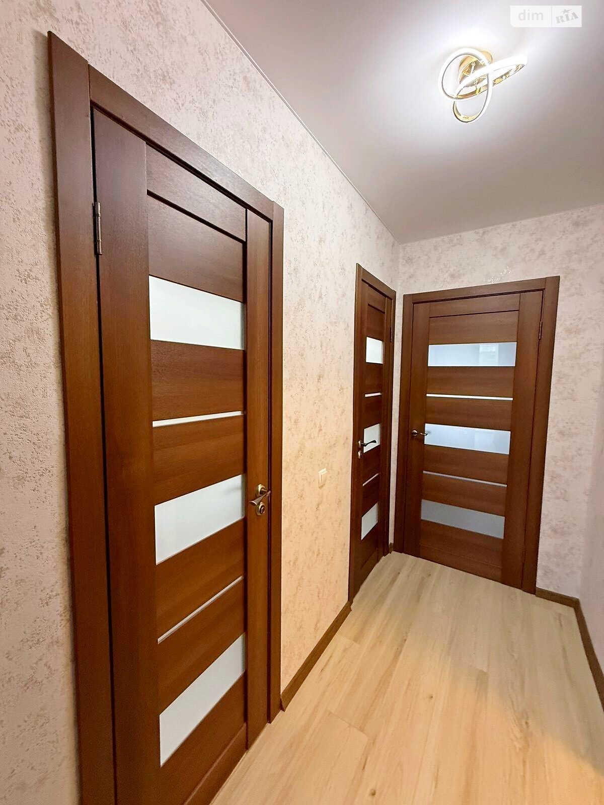 Продаж трикімнатної квартири в Кам'янському, на просп. Івана Мазепи, район Дніпровський фото 1