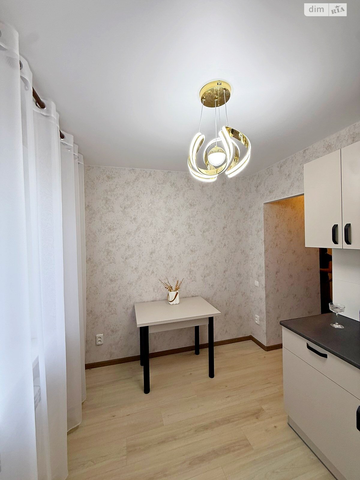 Продаж трикімнатної квартири в Кам'янському, на просп. Івана Мазепи, район Дніпровський фото 1