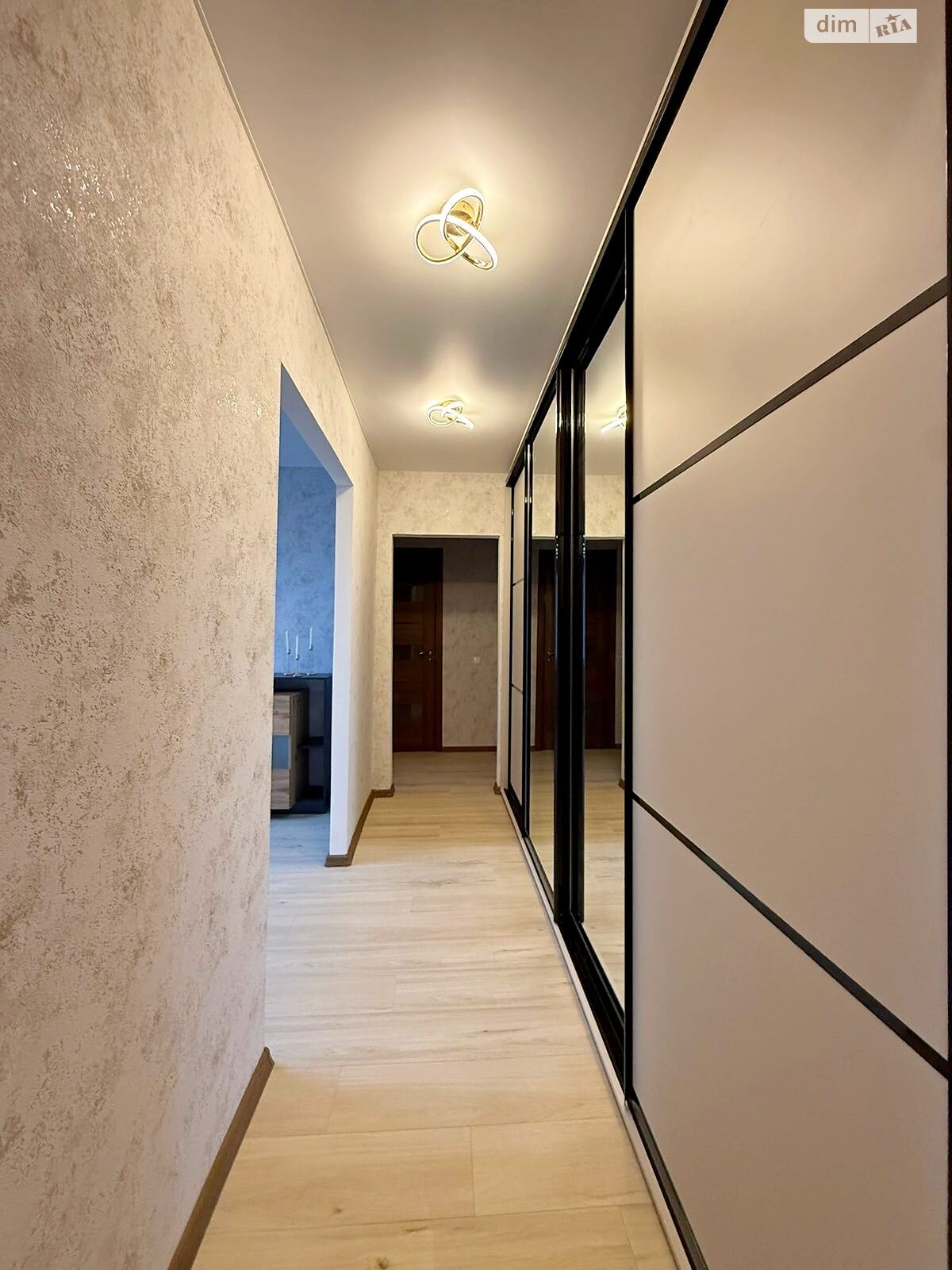 Продаж трикімнатної квартири в Кам'янському, на просп. Івана Мазепи, район Дніпровський фото 1