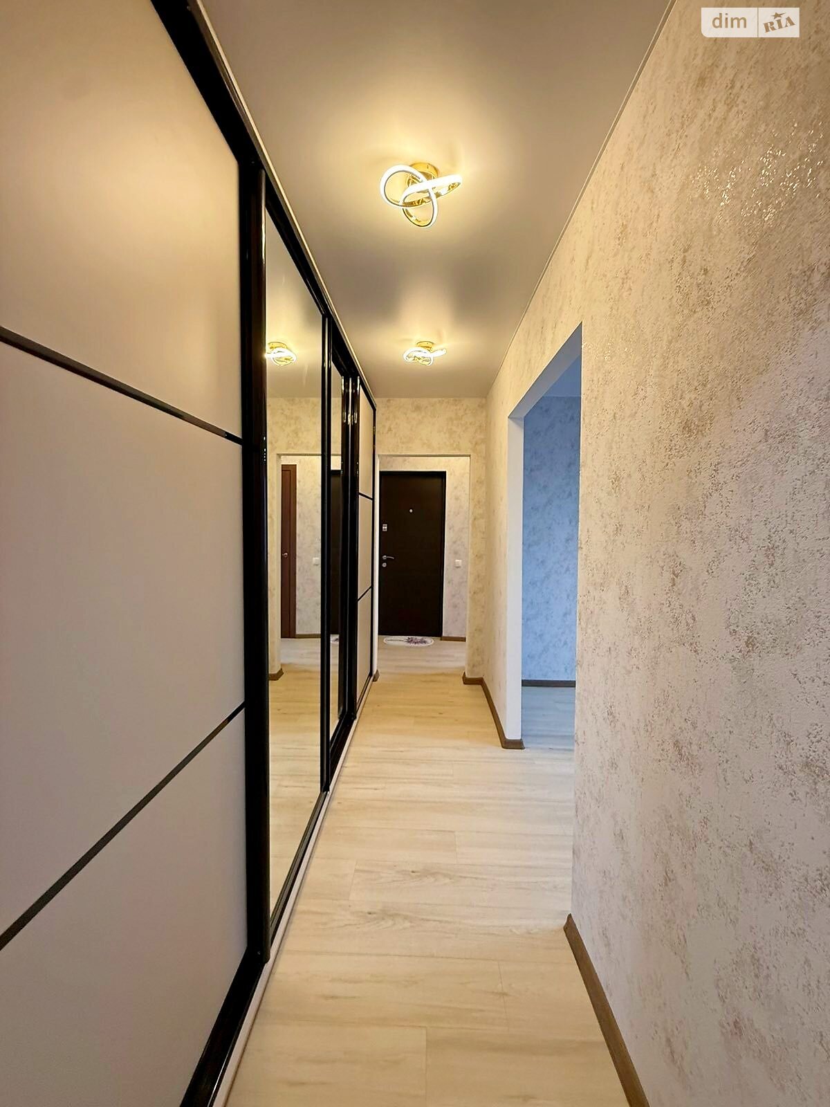 Продаж трикімнатної квартири в Кам'янському, на просп. Івана Мазепи, район Дніпровський фото 1