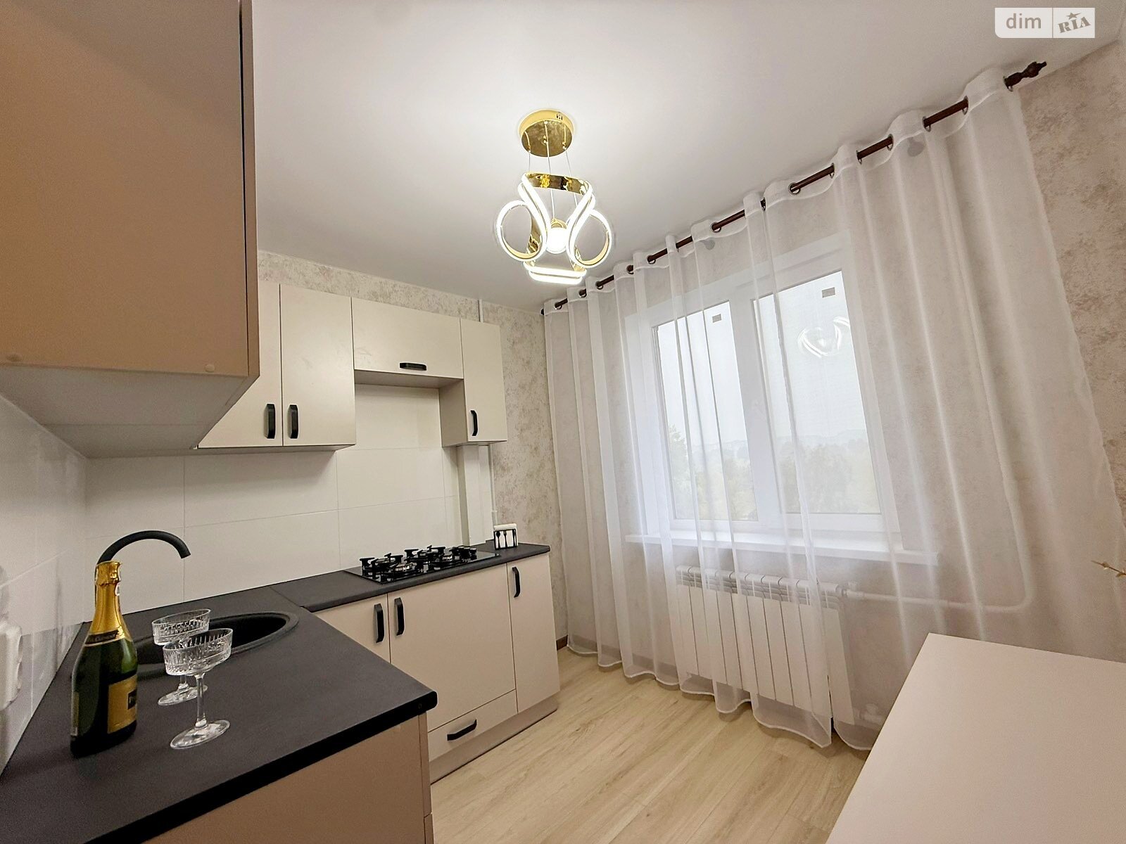 Продаж трикімнатної квартири в Кам'янському, на просп. Івана Мазепи, район Дніпровський фото 1