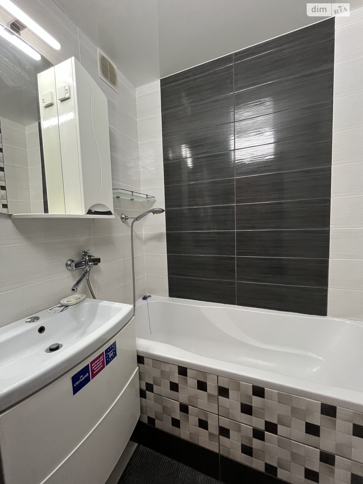 Продаж чотирикімнатної квартири в Кам'янському, на просп. Героїв АТО, район Лівий берег фото 1 Продаж чотирикімнатної квартири в Кам'янському, на просп. Героїв АТО, район Лівий берег фото 1