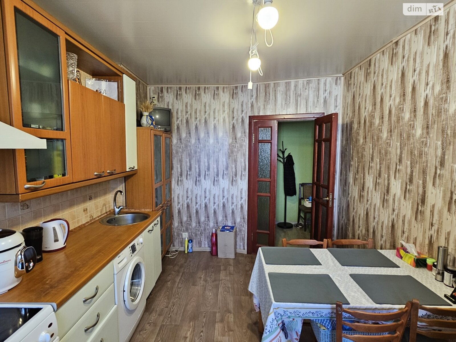 Продажа трехкомнатной квартиры в Каменском, на просп. Победы 19, фото 1