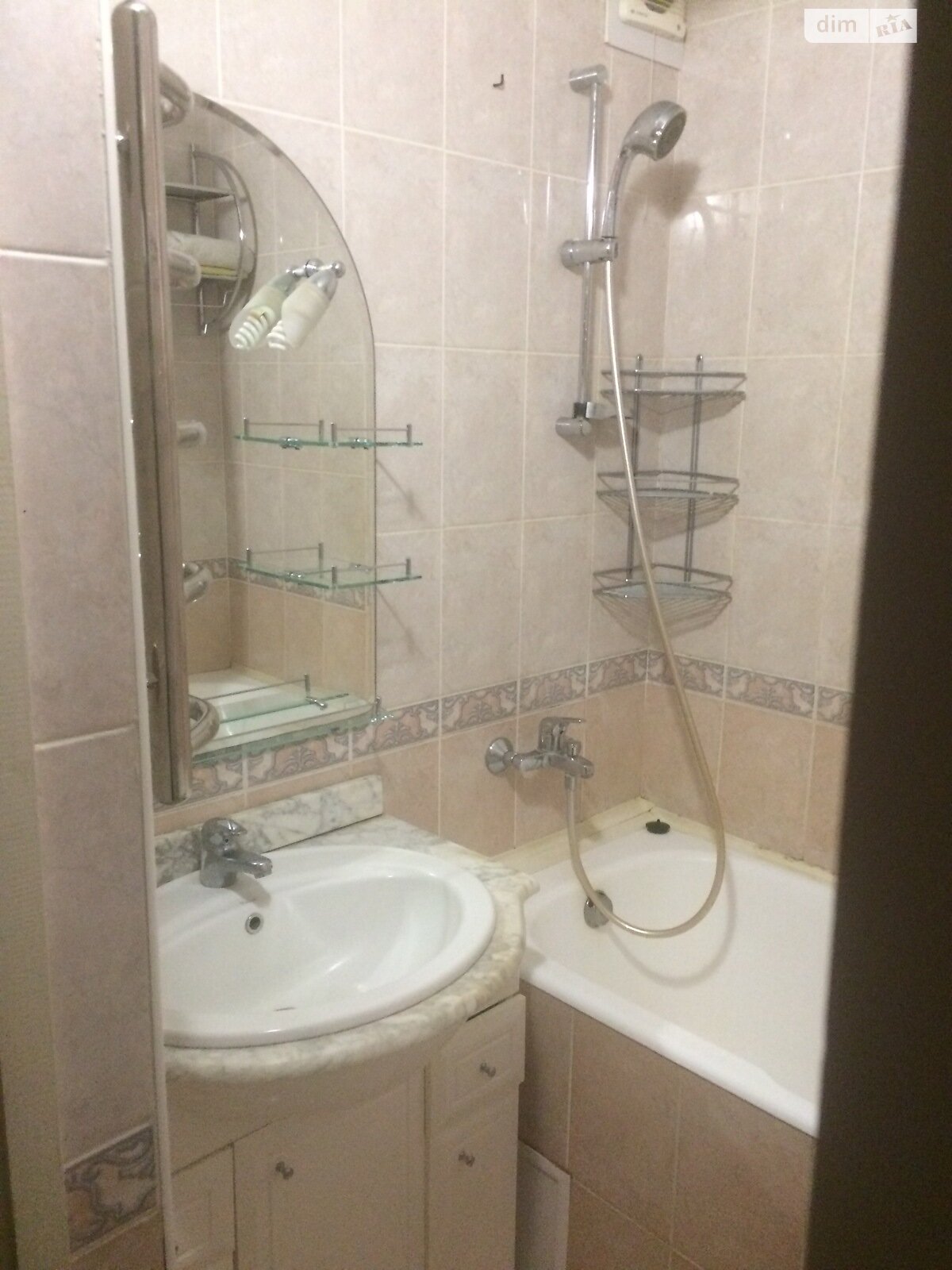 Продаж трикімнатної квартири в Києві, на пл. Святошинська 1, район Академмістечко фото 1 Продаж трикімнатної квартири в Києві, на пл. Святошинська 1, район Академмістечко фото 1