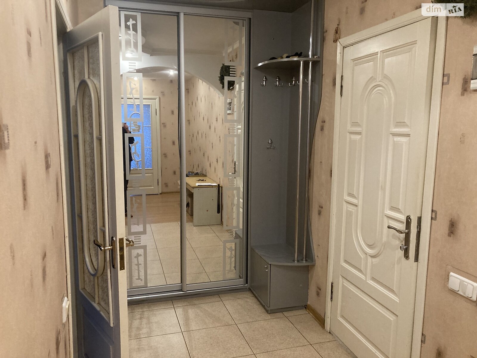 Продаж трикімнатної квартири в Києві, на пл. Святошинська 1, район Академмістечко фото 1 Продаж трикімнатної квартири в Києві, на пл. Святошинська 1, район Академмістечко фото 1