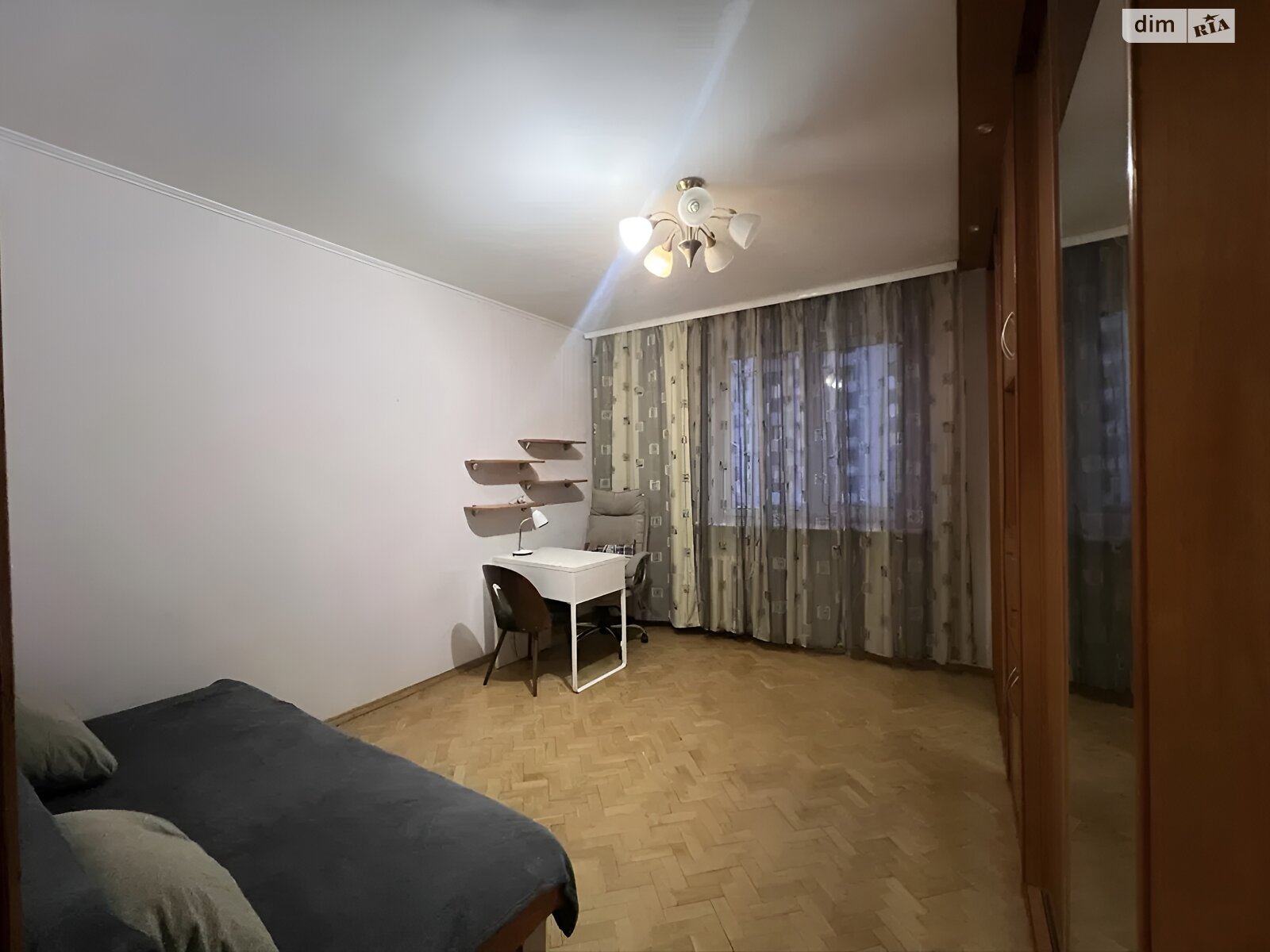 Продаж трикімнатної квартири в Києві, на пл. Святошинська 1, район Академмістечко фото 1 Продаж трикімнатної квартири в Києві, на пл. Святошинська 1, район Академмістечко фото 1