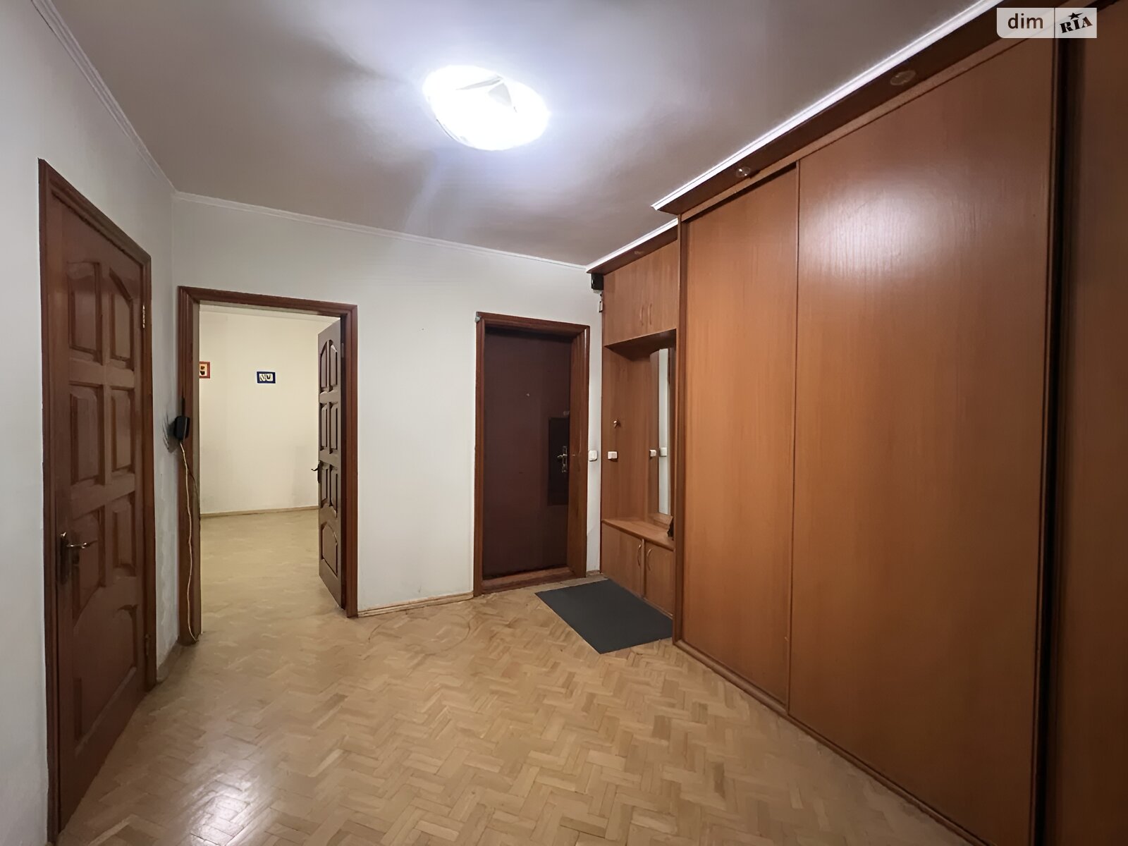 Продаж трикімнатної квартири в Києві, на пл. Святошинська 1, район Академмістечко фото 1 Продаж трикімнатної квартири в Києві, на пл. Святошинська 1, район Академмістечко фото 1