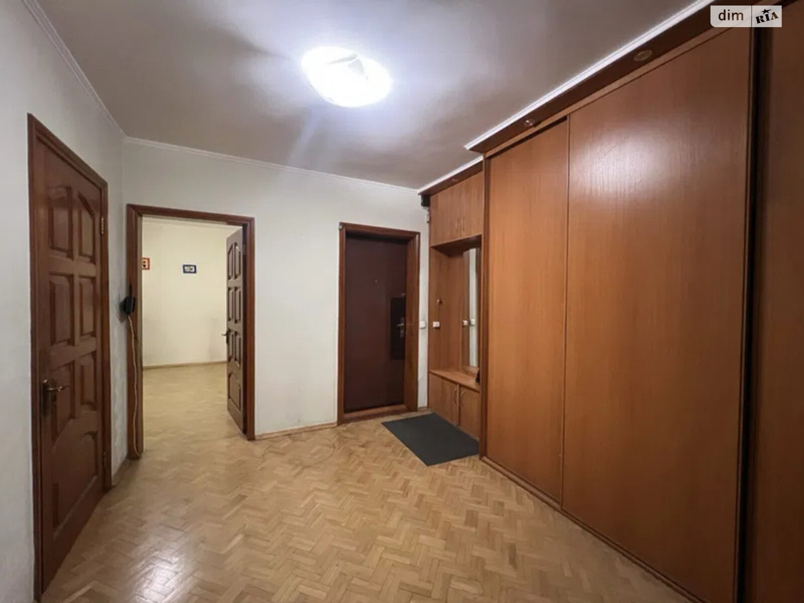 Продажа трехкомнатной квартиры в Киеве, на пл. Святошинская 1, район Академгородок фото 1 Продажа трехкомнатной квартиры в Киеве, на пл. Святошинская 1, район Академгородок фото 1