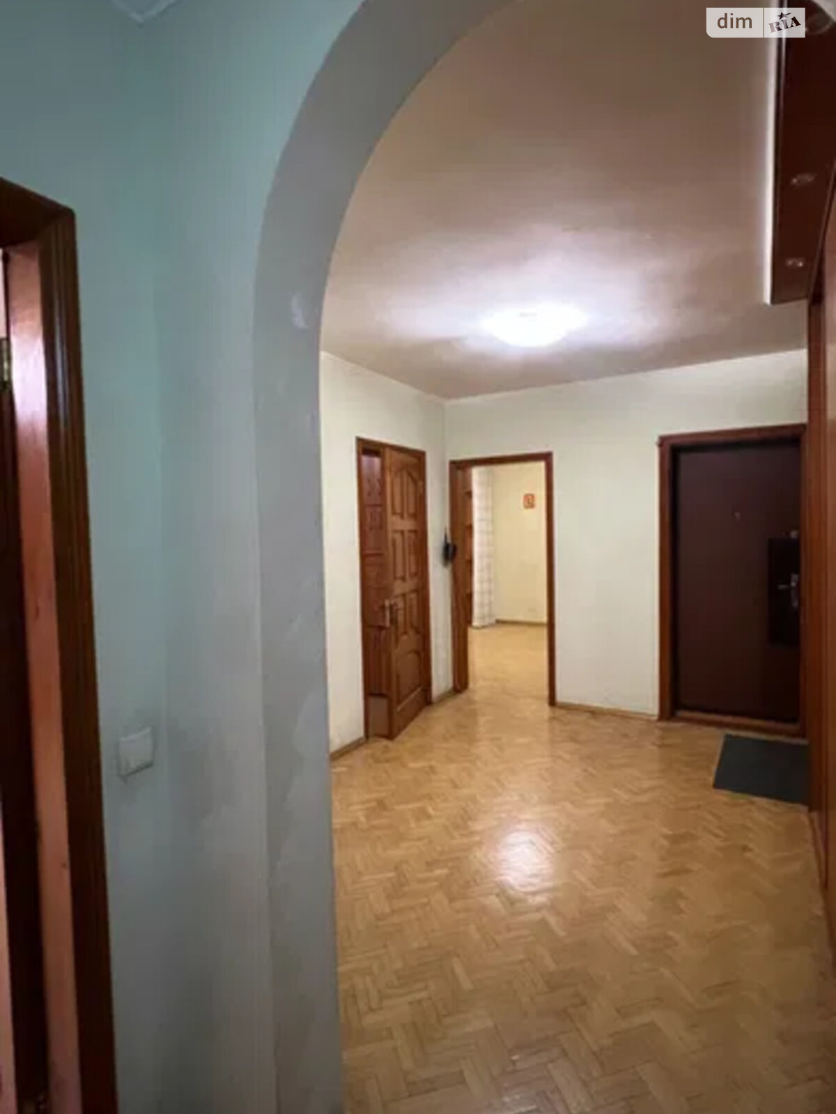 Продажа трехкомнатной квартиры в Киеве, на пл. Святошинская 1, район Академгородок фото 1 Продажа трехкомнатной квартиры в Киеве, на пл. Святошинская 1, район Академгородок фото 1