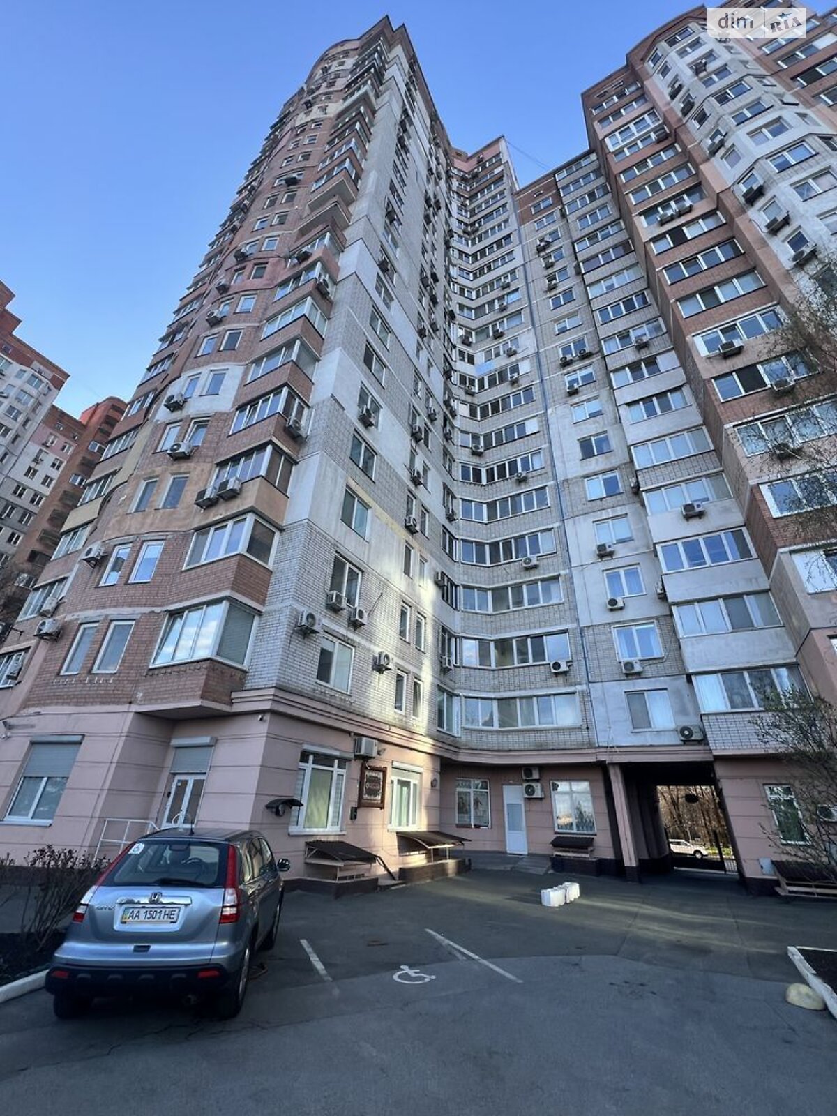 Продажа трехкомнатной квартиры в Киеве, на ул. Николая Амосова 4, район Александровская Слободка фото 1 Продажа трехкомнатной квартиры в Киеве, на ул. Николая Амосова 4, район Александровская Слободка фото 1