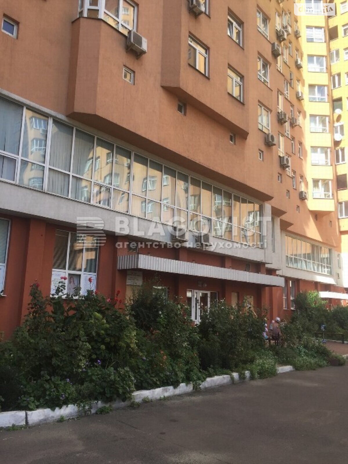 Продаж трикімнатної квартири в Києві, на вул. Олександра Мишуги 2, район Дарницький фото 1