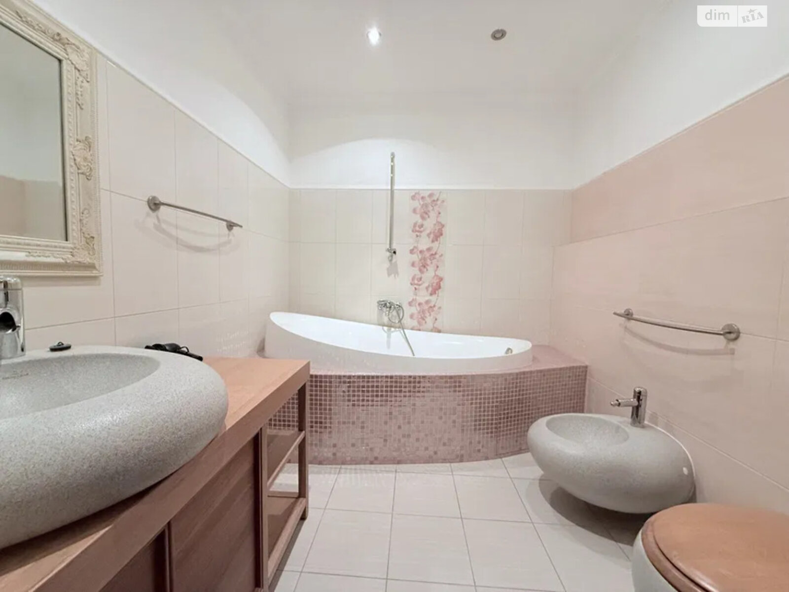 Продаж трикімнатної квартири в Києві, на вул. Голосіївська 13, район Деміївка фото 1