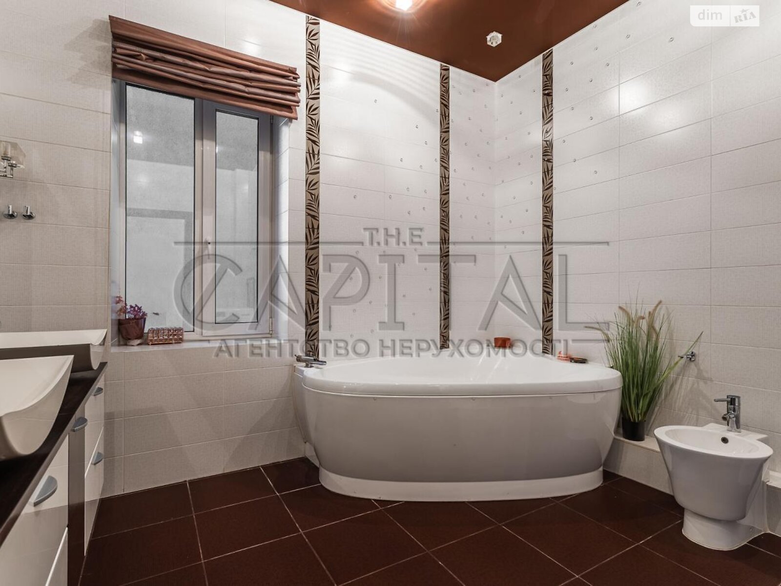 Продаж чотирикімнатної квартири в Києві, на вул. Дмитрівська 69, район Шевченківський фото 1